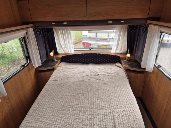 Bürstner 525 TS Belcanto Queens bed kleine voortent foto: 12