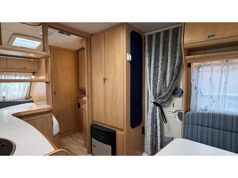 Hobby De luxe Easy 460 UFE frans bed rondzit toilet  foto: 7