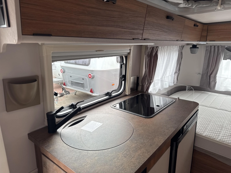 Eriba Touring 530 Legend Hampton zilver  foto: 5