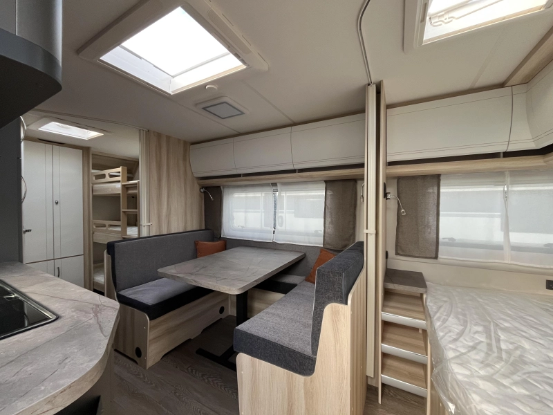 Hobby De Luxe 545 KMF sfeer-3bed-c6e-vloerv-etc  foto: 2