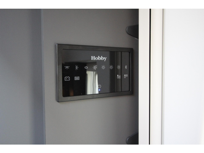 Hobby De Luxe 400 SFE Frans bed & hoge koelkast  foto: 15