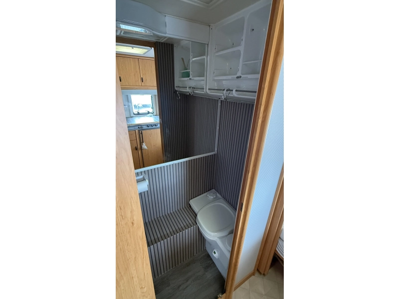 Knaus Sudwind 450 rondzit dwars bed toilet  foto: 5