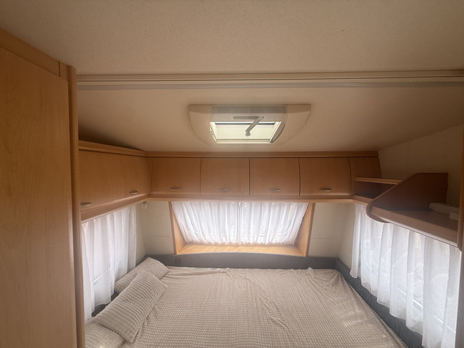 Hobby de luxe 400 SF dwarsbed 4 slaapplaatsen voortent mover hordeur kachel truma toilet foto: 6