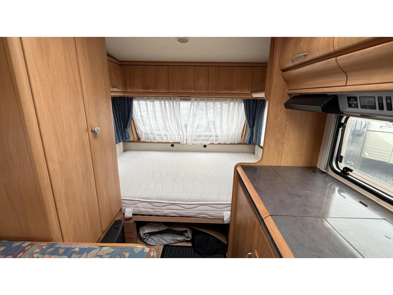 Hobby De Luxe 400 SB treinzit vast bed toilet  foto: 2