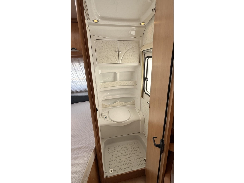 Hobby Excellent Easy 460 UFE frans bed rondzit toilet  foto: 12