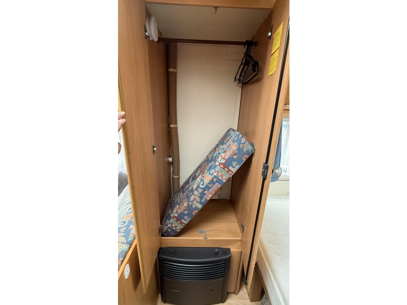Hobby De Luxe 400 SB treinzit vast bed toilet  foto: 5