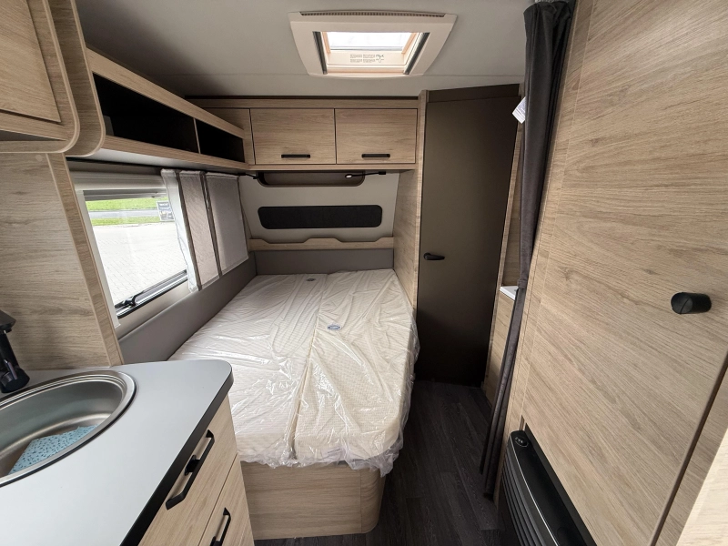 Weinsberg CaraOne Edition HOT 450 FU fransbed / rondzit  foto: 4