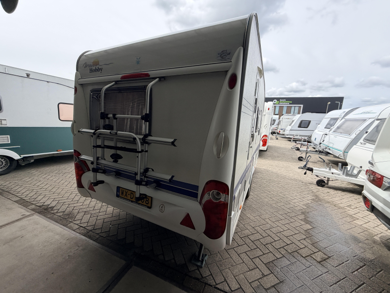 Hobby De Luxe 400 SF Voortent, Zitje Dwarsbed  foto: 12