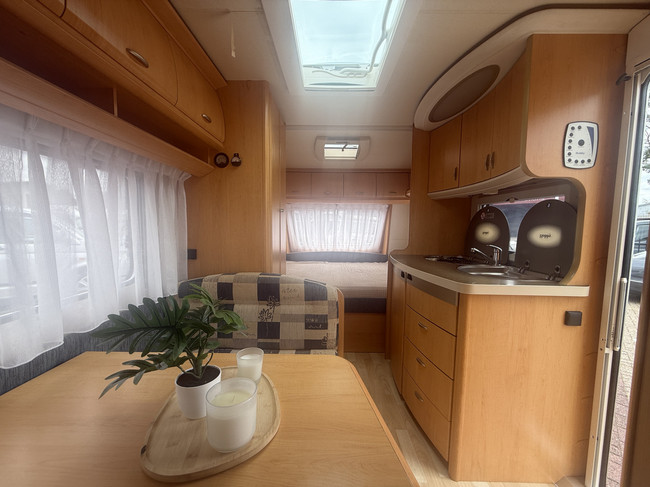 Hobby de luxe 400 SF dwarsbed 4 slaapplaatsen voortent mover hordeur kachel truma toilet foto: 12