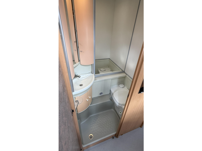 Bürstner Avanti 460 rondzit zit toilet  foto: 5
