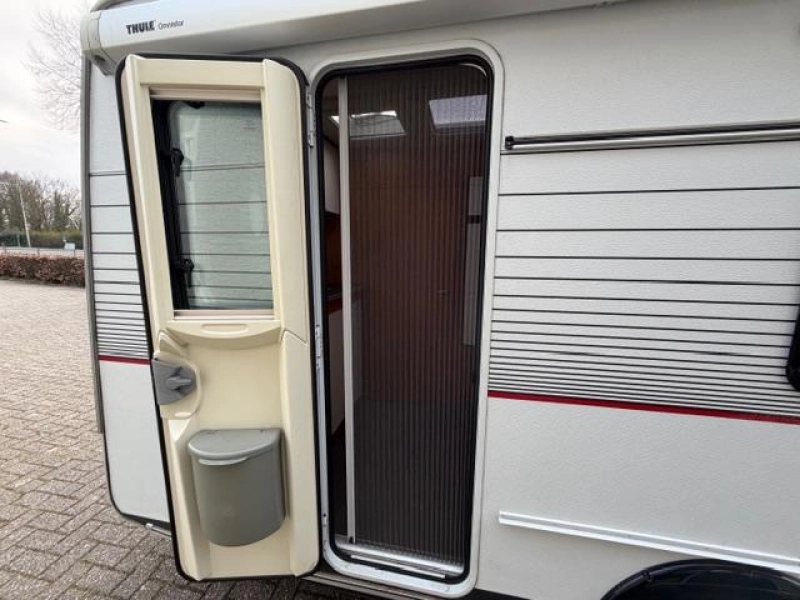 Kip Isa White 41 TCB Met mover en Luifel  foto: 11