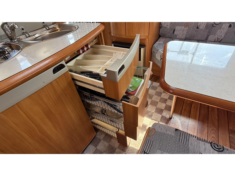 Hobby Excellent 410 SFE frans bed treinzit toilet  foto: 9