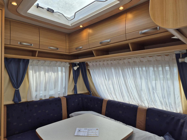 Dethleffs 430 DB Vast bed, mover, Voortent met aanbouw Bovag foto: 10