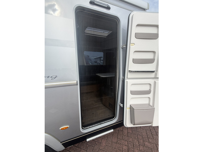 Eriba T 820 (TOURING 820) full options EP level systeem lengte bedden XT mover Truma zonnepanelen 2x dakairco Dometic elktr schotel foto: 3