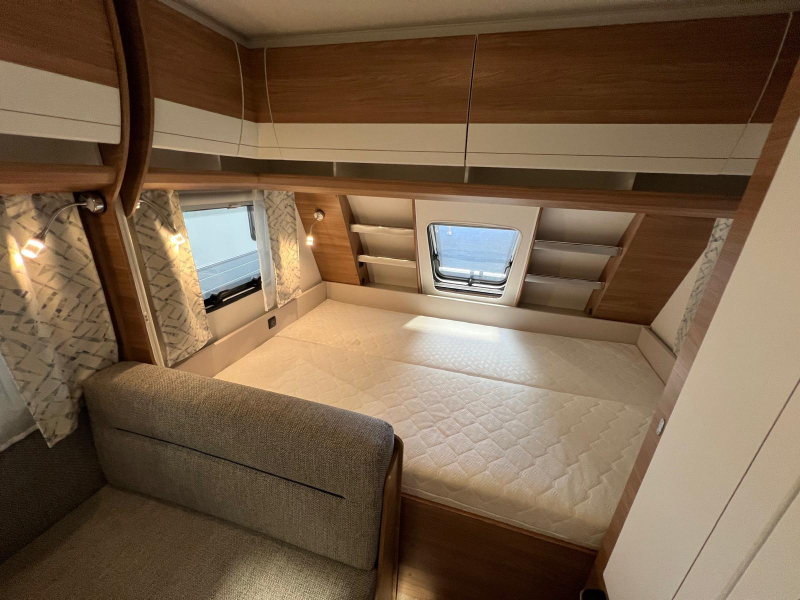 Hobby De Luxe 490 KMF voortent stapelbed fiets  foto: 2