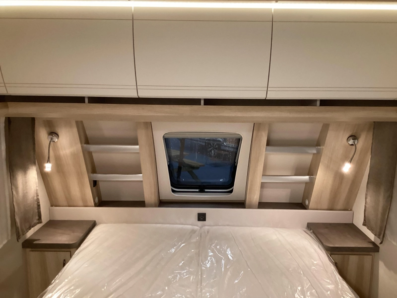 Hobby De Luxe 460 SFF Vrijstaand bed/ Douche 