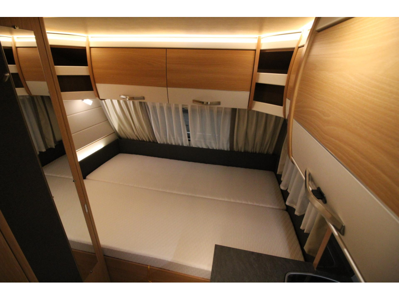 Knaus Sudwind Silver Selection 420 QD Mover Thule 6300 Voortent  foto: 8