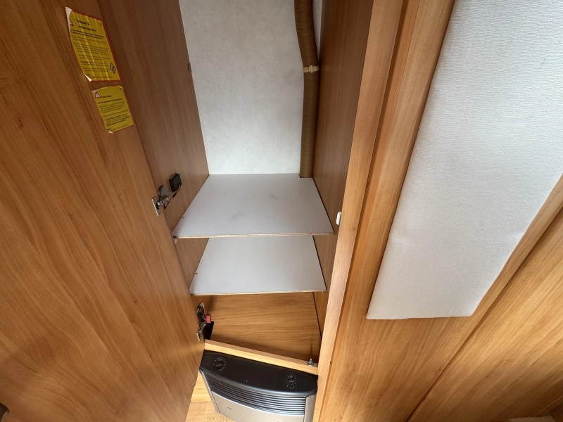Adria Adora 472 LU Rondzit vast bed voortent  foto: 9