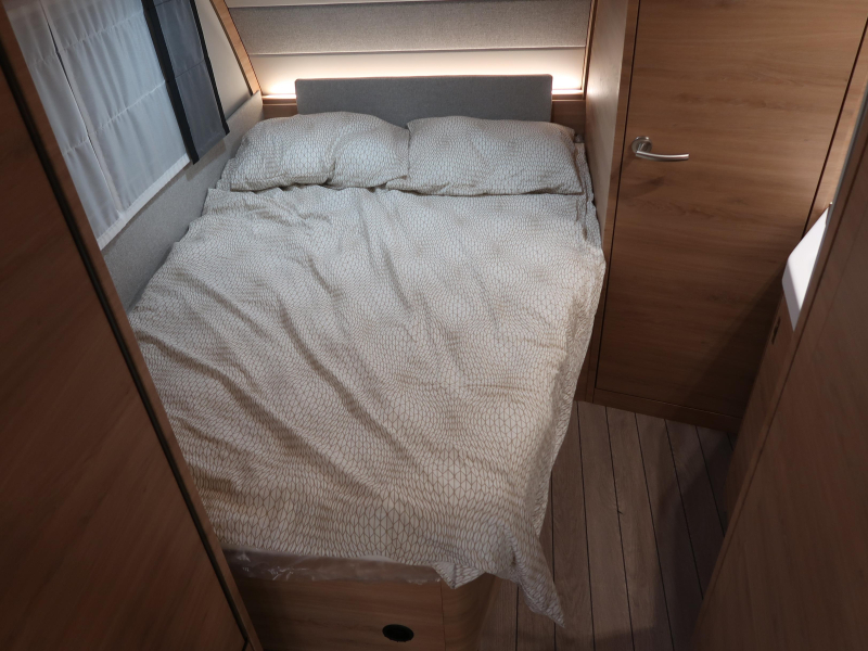 Knaus Sudwind Black Selection 500 FU RONDZIT FRANS BED  foto: 5