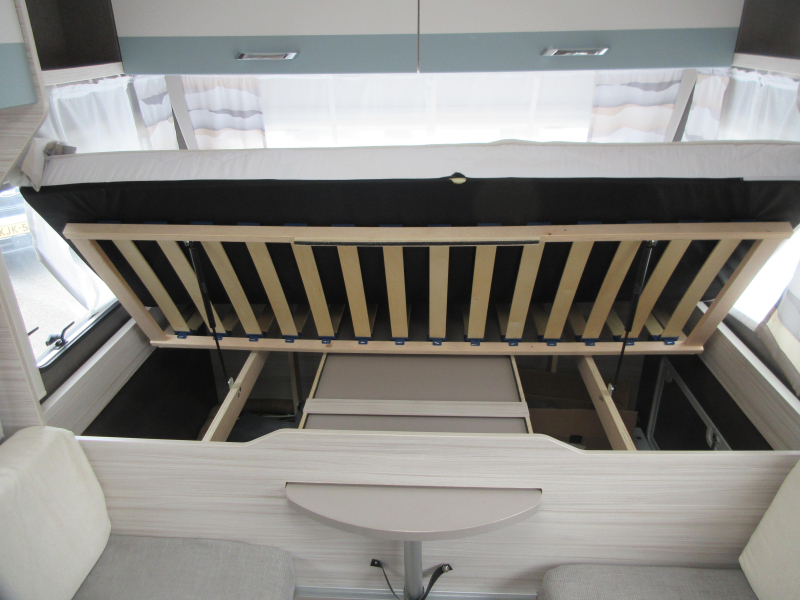 Dethleffs C'Joy 480 QLK GEZINS CARAVAN, VOORTENT  foto: 5