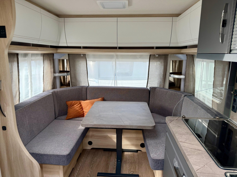 Hobby De Luxe 460 UFE Frans bed & rondzit!  foto: 13