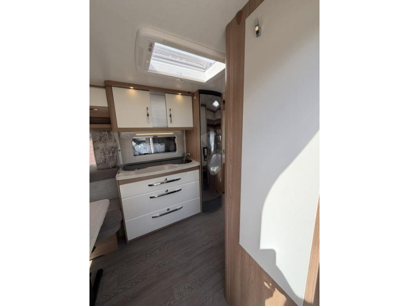 Hobby De Luxe 460 UFE Incl. Mover Fietsendrager  foto: 12