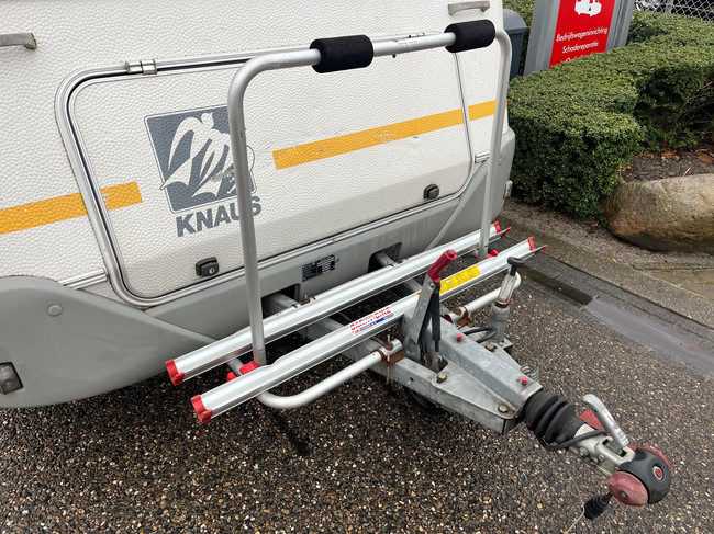 Knaus Sport 2404 | Voortent | Halfautomaat mover | Vastbed | Dinette (rondzit) | Kachel | Casette toilet | Imperiaal/ladder foto: 21