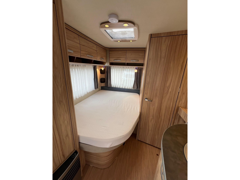Eriba Nova Light 465 fransbed mover, luifel  foto: 2