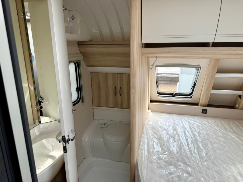 Hobby De Luxe 460 UFE Frans bed & rondzit!  foto: 10