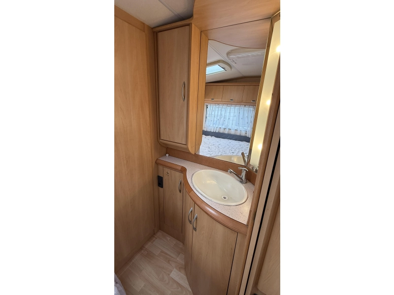 Hobby De luxe Easy 460 UFE frans bed rondzit toilet  foto: 10