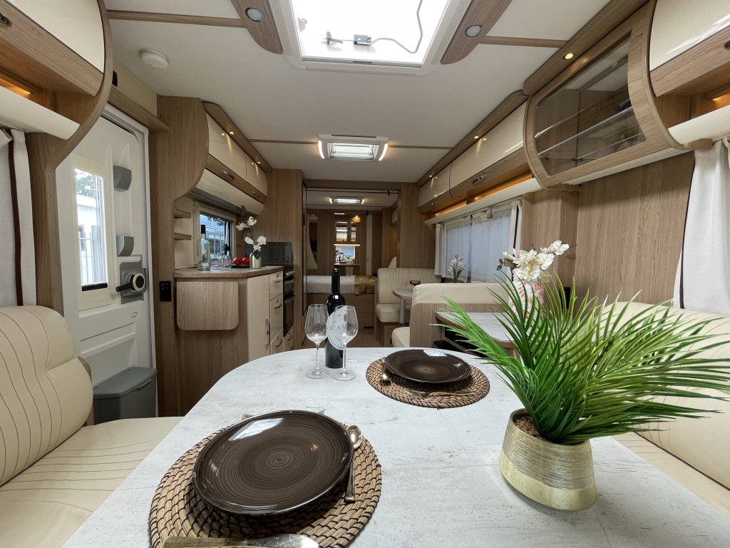 LMC Caravans Exquisite 685 VIP QUEENSBED + RONDZIT TANDEMASSER 2025 ! foto: 11