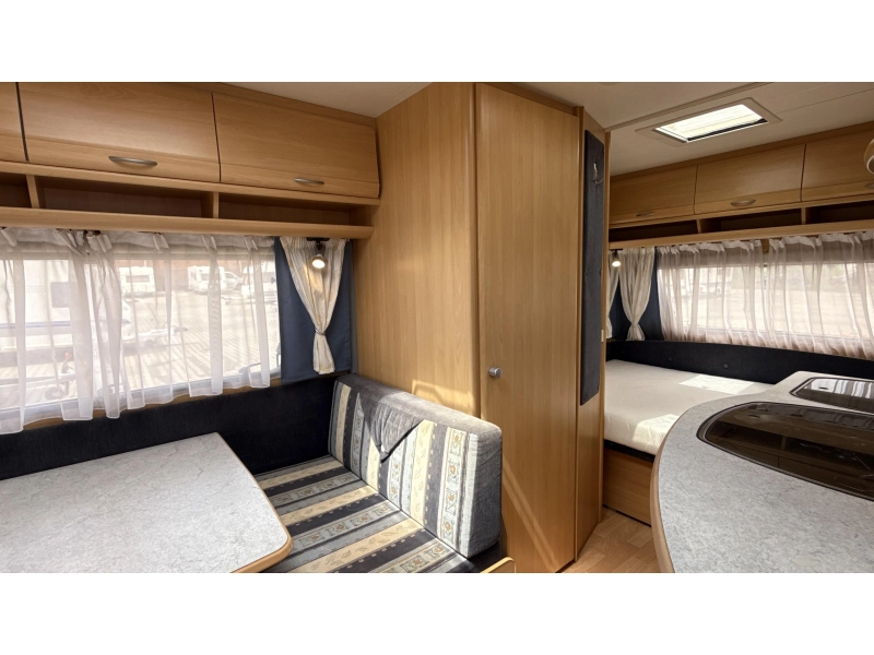 Dethleffs Camper 440 DB treinzit vast bed toilet  foto: 5