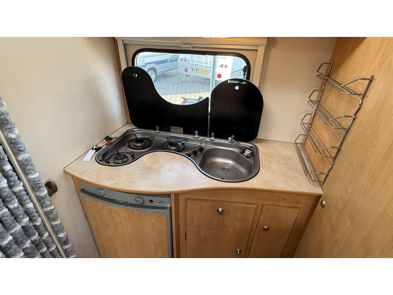 Caravelair Ambiance Style 400 CP eindkeuken zit vast bed  foto: 3
