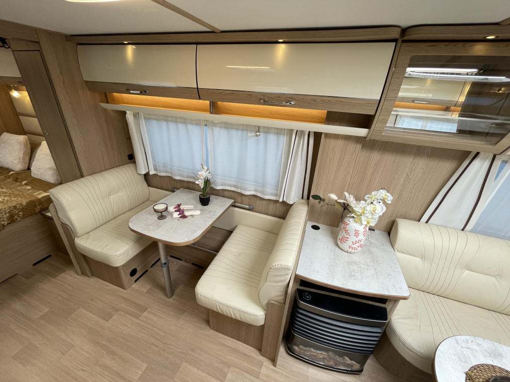 LMC Caravans Exquisite 685 VIP QUEENSBED + RONDZIT TANDEMASSER 2025 ! foto: 2