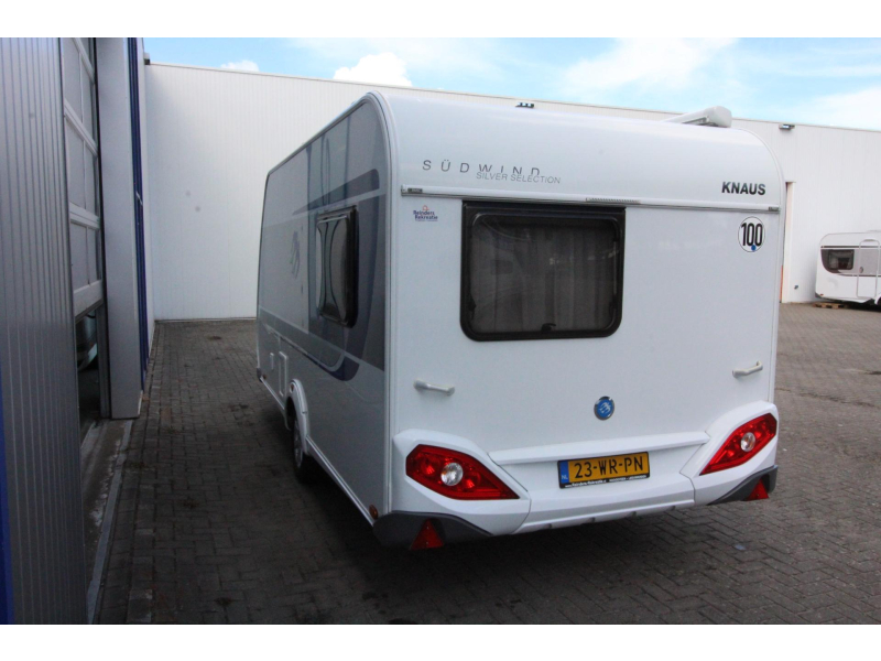 Knaus Sudwind Silver Selection 420 QD Mover Thule 6300 Voortent  foto: 3