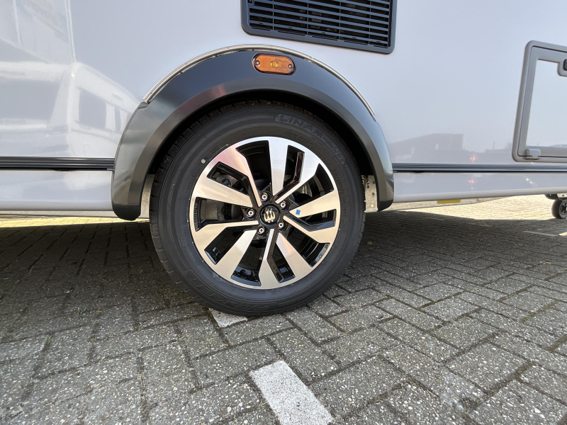 Knaus Sudwind Black Selection 460 EU MOVER-VOORRAAM-VLOERVERW  foto: 1
