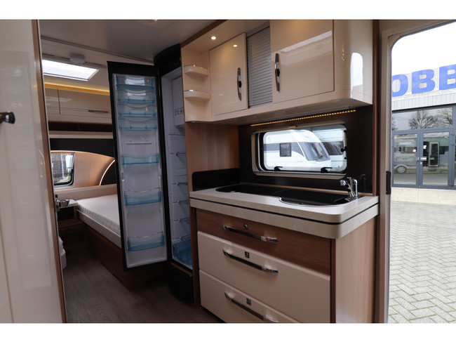 Hobby Excellent 495 UL Enkel bed/ Thule luifel foto: 9