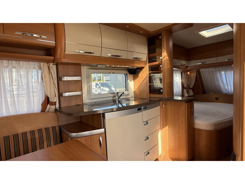Hobby Excellent 495 UFE frans bed rondzit toilet 