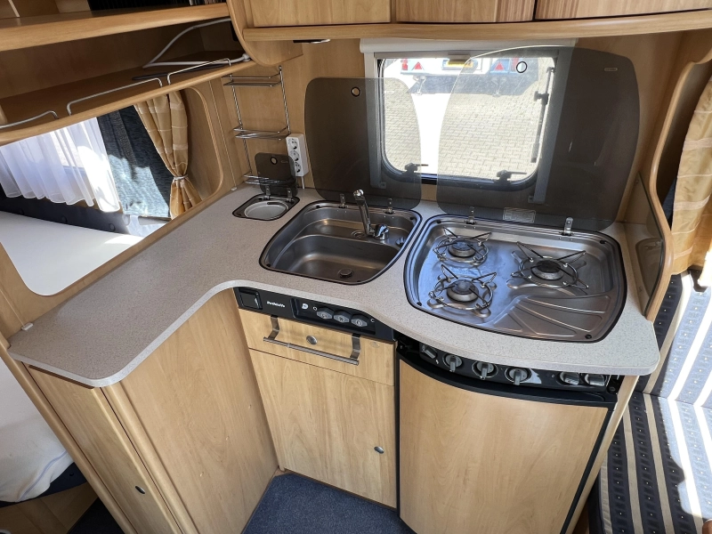 Dethleffs Camper 450 DB frans bed rondzit toilet  foto: 5
