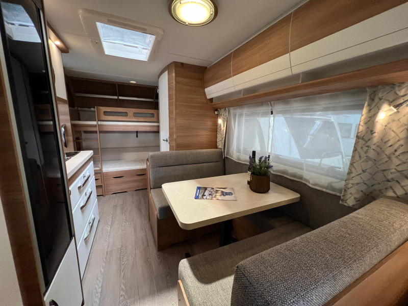 Hobby De Luxe 490 KMF voortent stapelbed fiets  foto: 11