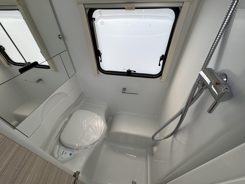 Adria Altea 502 UL 60 Year, deur met raam  foto: 12