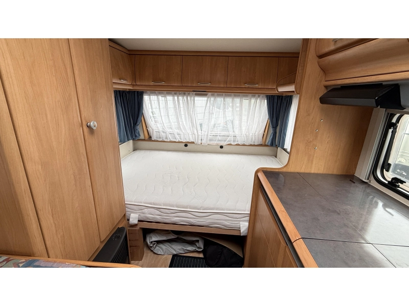 Hobby De Luxe 400 SB treinzit vast bed toilet  foto: 10