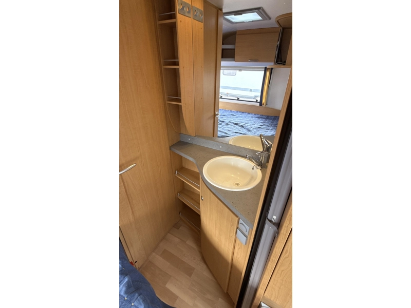 Knaus Sudwind 450 FU frans bed rondzit toilet  foto: 10