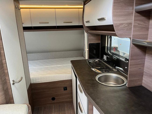 Knaus Sport Silver Selection 420 QD DWARS BED 210CM MOVER foto: 5