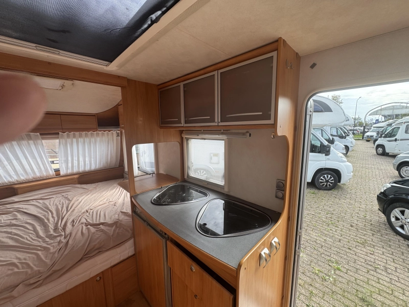 Adria Adora 472 LU Rondzit vast bed voortent  foto: 16