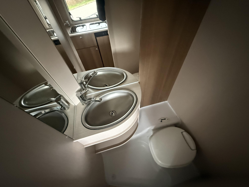 Dethleffs C'Joy 460 LE lengte bedden en mover  foto: 5