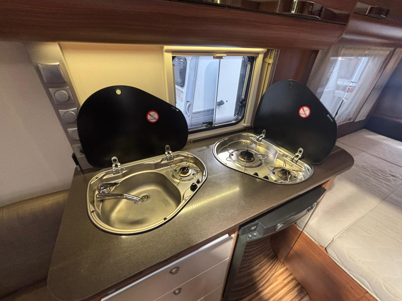 Adria Adora 462 PU voortent, fietsenrek.  foto: 9