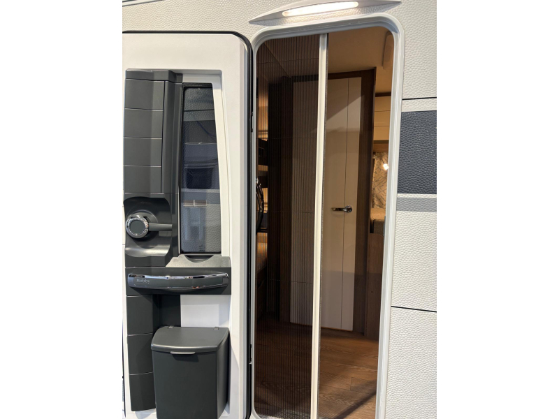 Hobby On Tour 470 KMF met voortent en stapelbed  foto: 22