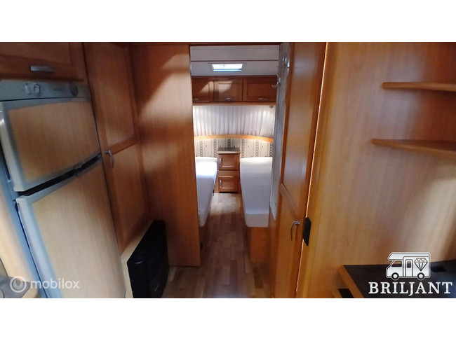 LMC 560K1 caravan.. enkelebedden/rondzit foto: 9