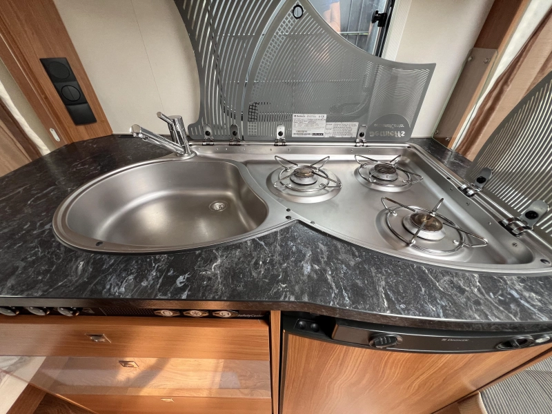 Dethleffs Nomad 450 DB Mover, Voortent, Hordeur  foto: 7